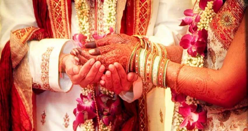 सूरत में दूल्हे के पिता के साथ भागी दुल्हन की मां, जांच में जुटी पुलिस सूरत में दूल्हे के पिता के साथ भागी दुल्हन की मां, जांच में जुटी पुलिस