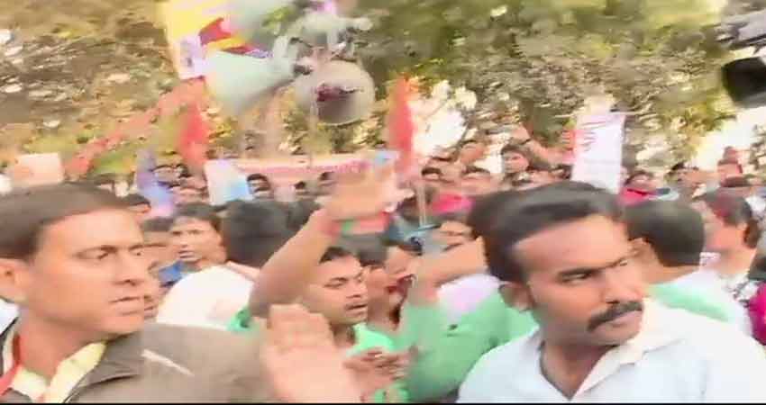 कोलकाता: हिंदू समिति ने कराया 14 लोगों का जबरन धर्म परिवर्तन कोलकाता: हिंदू समिति ने कराया 14 लोगों का जबरन धर्म परिवर्तन