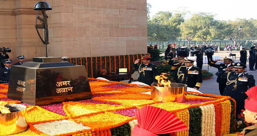 राष्ट्रीय युद्ध स्मारक की मशाल में विलीन हुई अमर जवान ज्योति राष्ट्रीय युद्ध स्मारक की मशाल में विलीन हुई अमर जवान ज्योति