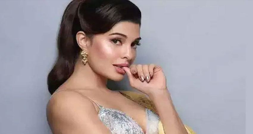 दशहरा के मौके पर जैकलीन फर्नांडीज ने अपने स्टाफ मेंबर को गिफ्ट की कार! दशहरा के मौके पर जैकलीन फर्नांडीज ने अपने स्टाफ मेंबर को गिफ्ट की कार!