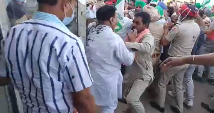 पंजाबः नाराज किसानों ने BJP MLA पर उतारा गुस्सा, अरुण नारंग के साथ की मारपीट पंजाबः नाराज किसानों ने BJP MLA पर उतारा गुस्सा, अरुण नारंग के साथ की मारपीट