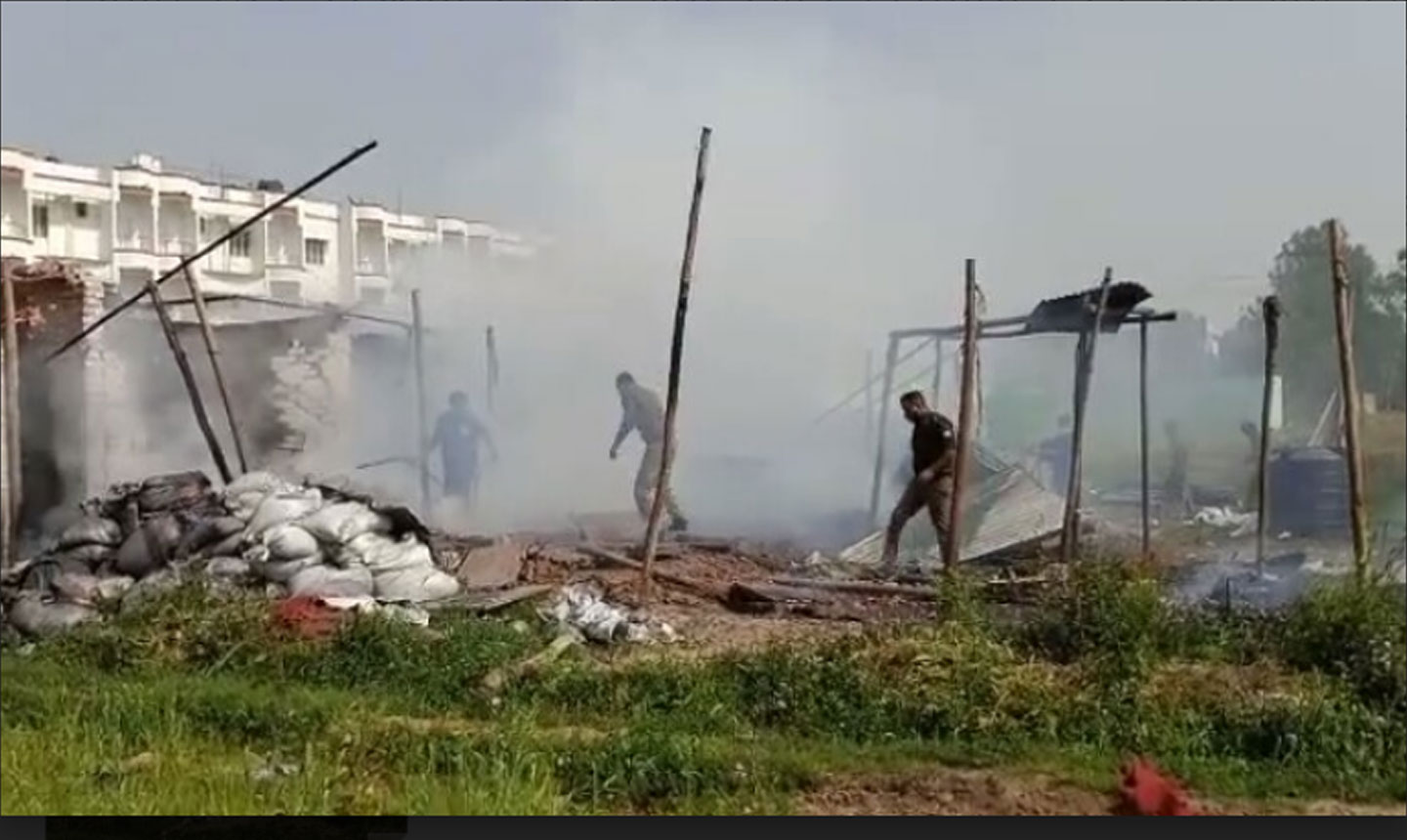 कलियर में अवैध पटाखा फैक्ट्री में विस्फोट, दो शव मिले, दो मजदूर गंभीर झुलसे कलियर में अवैध पटाखा फैक्ट्री में विस्फोट, दो शव मिले, दो मजदूर गंभीर झुलसे