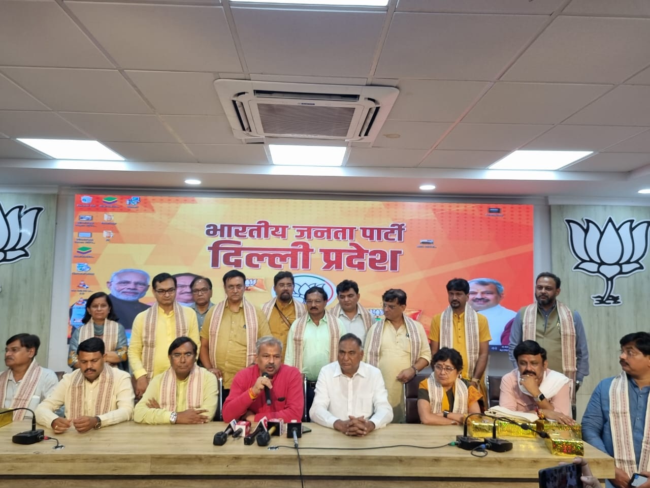 गुजरात से आए भाजपा प्रतिनिधिमंडल ने दिल्ली सरकार के स्वास्थ्य और शिक्षा व्यवस्था को देखा गुजरात से आए भाजपा प्रतिनिधिमंडल ने दिल्ली सरकार के स्वास्थ्य और शिक्षा व्यवस्था को देखा