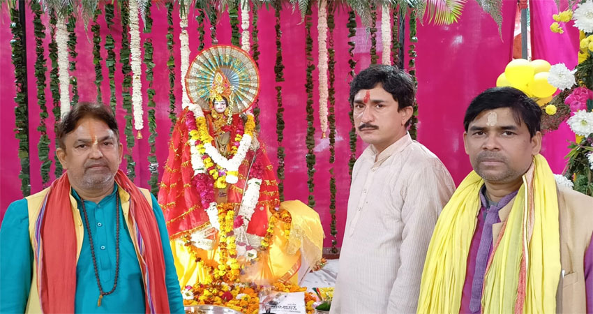 मां सरस्वती से मांगा विद्या का वरदान, सुंदर सजे पूजा पंडाल मां सरस्वती से मांगा विद्या का वरदान, सुंदर सजे पूजा पंडाल
