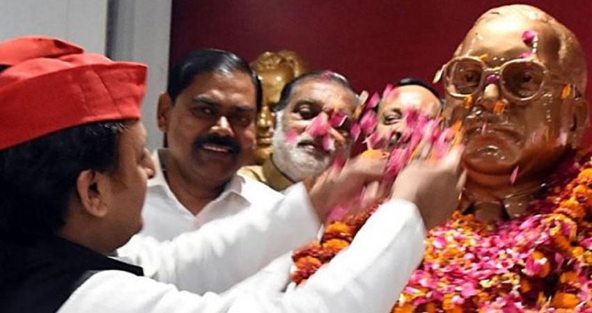 अखिलेश यादव ने किया सपा कार्यालय में बाबा साहब की प्रतिमा का अनावरण अखिलेश यादव ने किया सपा कार्यालय में बाबा साहब की प्रतिमा का अनावरण