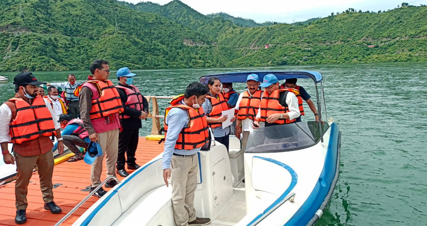 सीएम धामी ने किया टिहरी झील का भ्रमण, कहा- पर्यटन की है अपार संभावनाएं सीएम धामी ने किया टिहरी झील का भ्रमण, कहा- पर्यटन की है अपार संभावनाएं