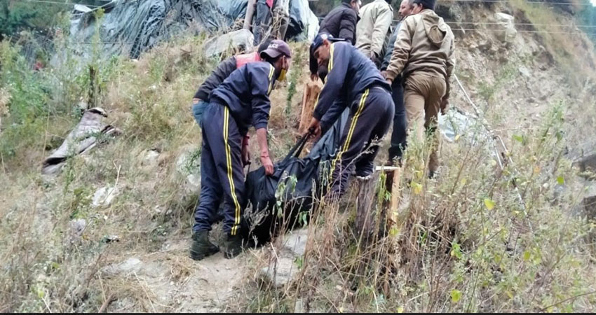 उत्तराखंडः बदरीनाथ हाईवे पर गुजरात के तीर्थयात्रियों का वाहन दुर्घटनाग्रस्त, एक की मौत उत्तराखंडः बदरीनाथ हाईवे पर गुजरात के तीर्थयात्रियों का वाहन दुर्घटनाग्रस्त, एक की मौत
