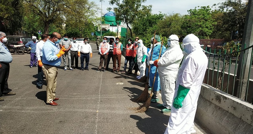 राजधानी में सील किये गये हाॅटस्पाॅट जगहों पर SDMC ने चलाया विशेष सेनेटाइजेशन अभियान राजधानी में सील किये गये हाॅटस्पाॅट जगहों पर SDMC ने चलाया विशेष सेनेटाइजेशन अभियान