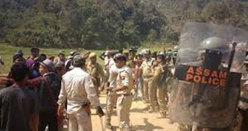 हिंसक झड़प के बाद असम-मिजोरम सीमा पर तनाव, कई लोग घायल हिंसक झड़प के बाद असम-मिजोरम सीमा पर तनाव, कई लोग घायल