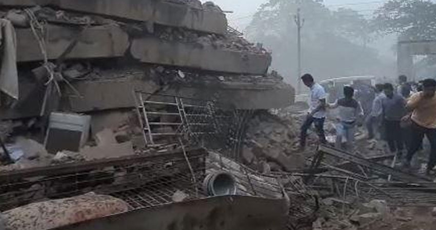 महाराष्ट्र के रायगढ़ में 5 मंजिला इमारत गिरी, 50 से ज्यादा लोगों के दबे होने की आशंका महाराष्ट्र के रायगढ़ में 5 मंजिला इमारत गिरी, 50 से ज्यादा लोगों के दबे होने की आशंका