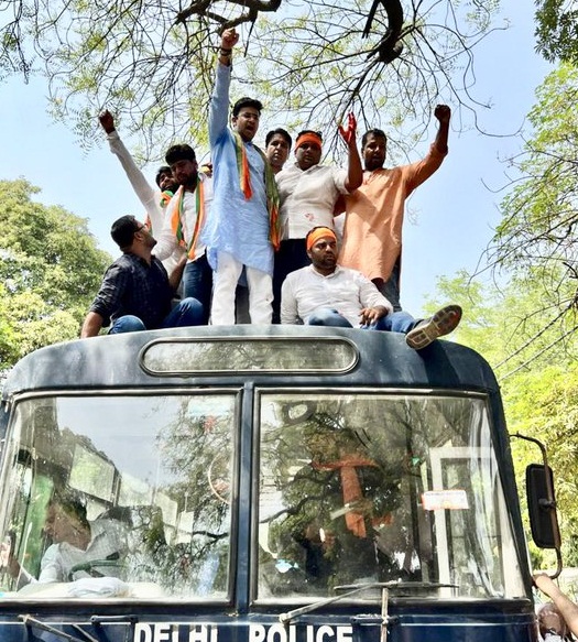 केजरीवाल के लिए कश्मीरी पंडितों की दुर्दशा उपहास का विषय है:तेजस्वी सूर्या केजरीवाल के लिए कश्मीरी पंडितों की दुर्दशा उपहास का विषय है:तेजस्वी सूर्या