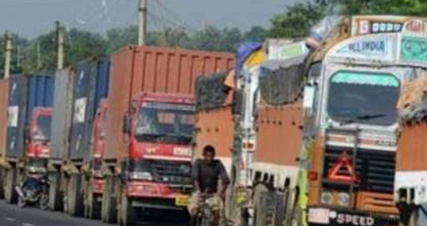 ट्रांसपोर्टरों की हड़ताल के पहले दिन कारोबार थमा, BJP सरकार पर असर नहीं ट्रांसपोर्टरों की हड़ताल के पहले दिन कारोबार थमा, BJP सरकार पर असर नहीं