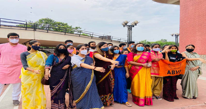 साड़ी पहने महीला को रोकने के विरोध में साड़ी पहनकर रेस्टोरेंट में घुस छात्राओं का प्रदर्शन साड़ी पहने महीला को रोकने के विरोध में साड़ी पहनकर रेस्टोरेंट में घुस छात्राओं का प्रदर्शन