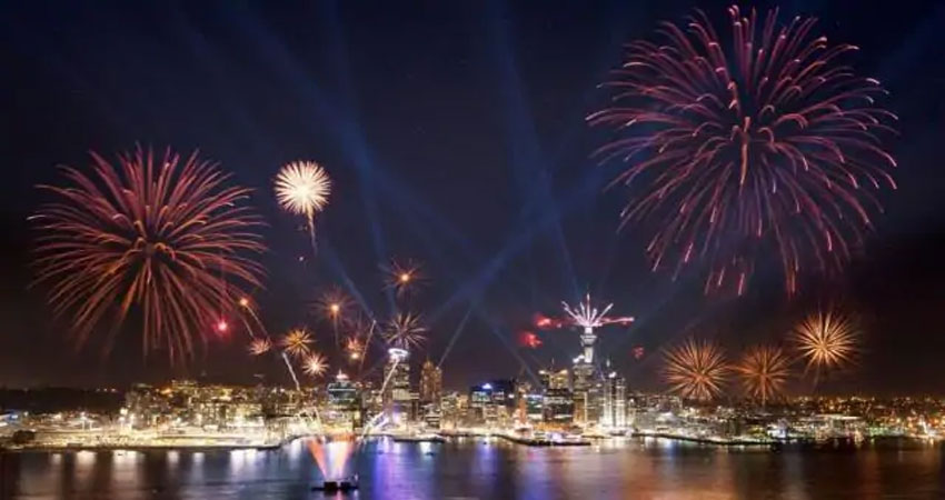 Happy New Year 2021: Corona की छाया से निकलने के लिये तड़पती रही पूरी दुनिया,किया स्वागत