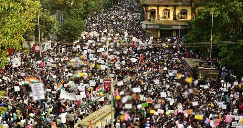 मुंबई के अगस्त क्रांति मैदान में उमड़े प्रदर्शनकारी,फिल्मी हस्तियों समेत अनेक नेता हुए शामिल मुंबई के अगस्त क्रांति मैदान में उमड़े प्रदर्शनकारी,फिल्मी हस्तियों समेत अनेक नेता हुए शामिल