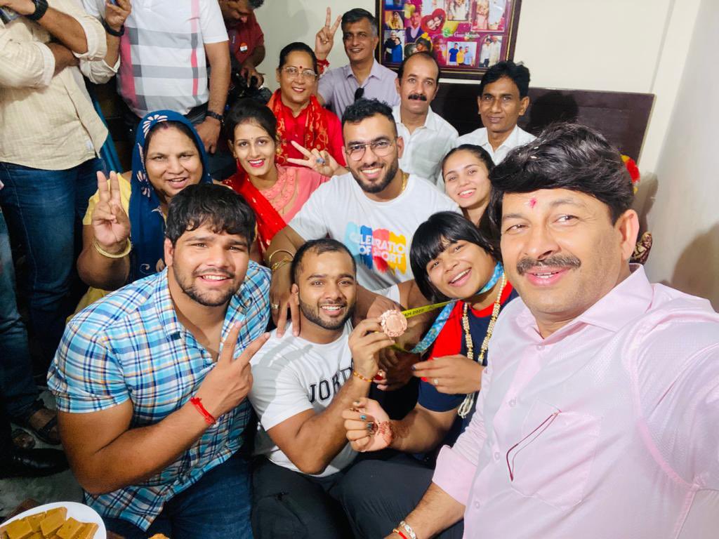 तिवारी मिले खिलाड़ी दिव्या काकरान से, पांच लाख का चैक दिया तिवारी मिले खिलाड़ी दिव्या काकरान से, पांच लाख का चैक दिया