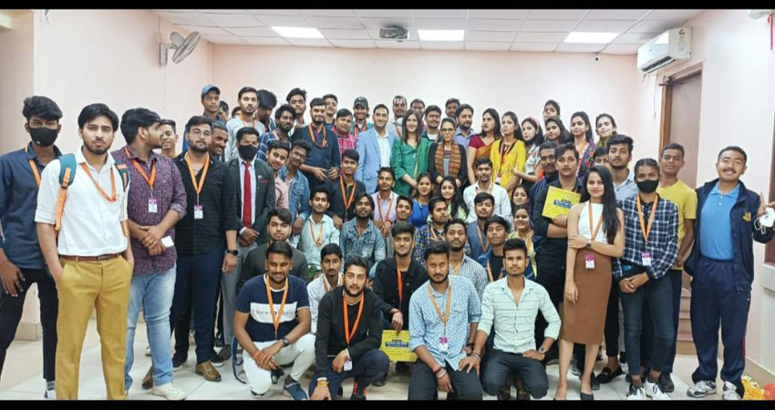 सम्पूर्ण व्यक्तित्व का आधार है संस्कृत सम्पूर्ण व्यक्तित्व का आधार है संस्कृत