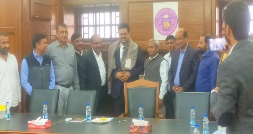 कुलपति का कर्मचारियों ने किया स्वागत, अपने मुद्दे भी रखे कुलपति का कर्मचारियों ने किया स्वागत, अपने मुद्दे भी रखे