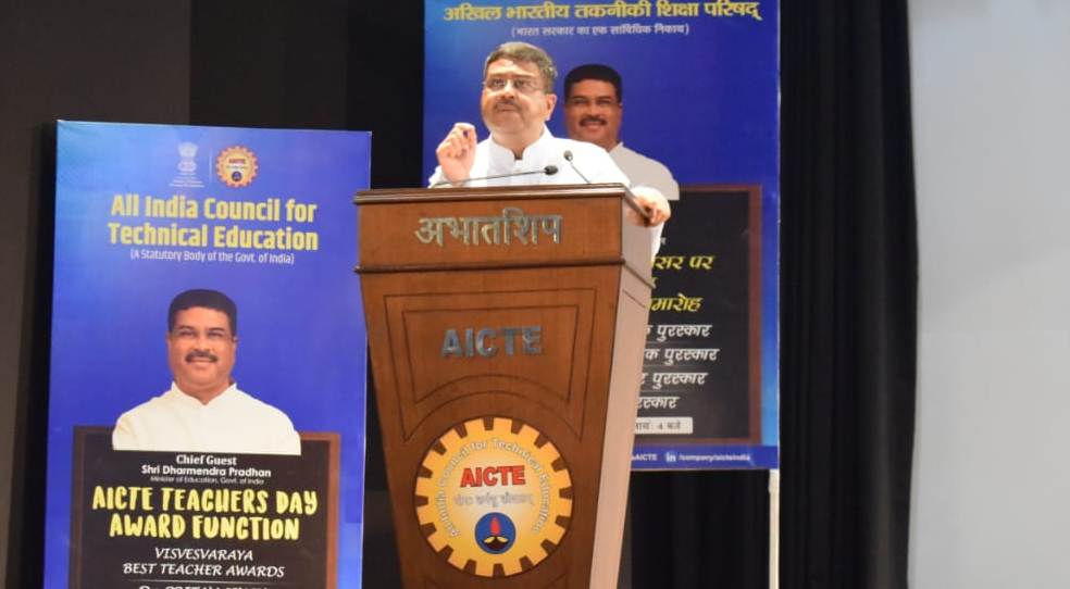 शिक्षा का उद्देश्य हमें अधिक जिम्मेदार बनाना है : धर्मेद्र प्रधान शिक्षा का उद्देश्य हमें अधिक जिम्मेदार बनाना है : धर्मेद्र प्रधान