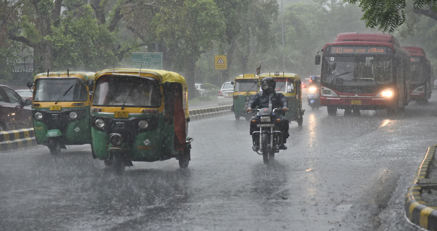 बारिश की फुहारों से खुशनुमा हुआ मौसम बारिश की फुहारों से खुशनुमा हुआ मौसम