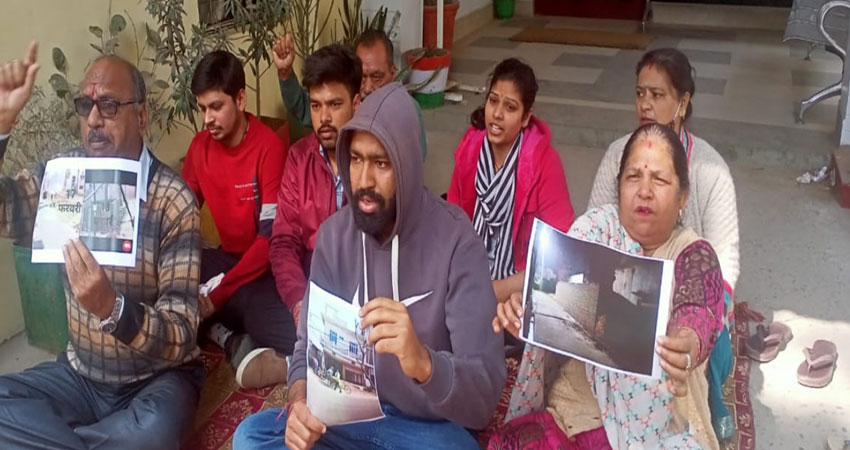 विधायक चैंपियन पर सम्पत्ति कब्जाने का आरोप लगा धरने पर बैठे अग्रवाल बन्धु विधायक चैंपियन पर सम्पत्ति कब्जाने का आरोप लगा धरने पर बैठे अग्रवाल बन्धु