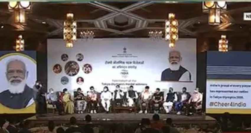 इतिहास रचने वाले भारतीय ओलंपिक दल का गर्मजोशी से स्वागत, एयरपोर्ट पर अव्यवस्था इतिहास रचने वाले भारतीय ओलंपिक दल का गर्मजोशी से स्वागत, एयरपोर्ट पर अव्यवस्था