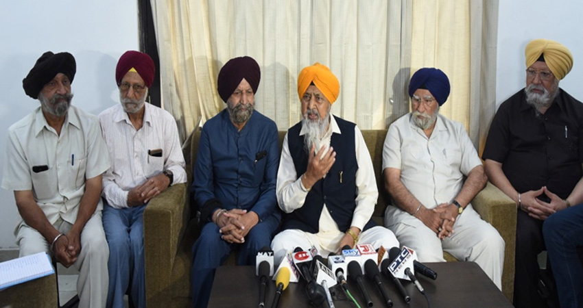 दिल्ली में शिरोमणि अकाली दल पर संकट, पार्टी कार्यालय पर भी कब्जा,हित ने संभाला मोर्चा दिल्ली में शिरोमणि अकाली दल पर संकट, पार्टी कार्यालय पर भी कब्जा,हित ने संभाला मोर्चा