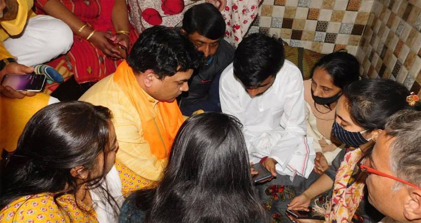 फायर बिग्रेड नेता कपिल मिश्रा ने रिंकू शर्मा के परिवार से की मुलाकात,1 करोड़ मदद का ऐलान फायर बिग्रेड नेता कपिल मिश्रा ने रिंकू शर्मा के परिवार से की मुलाकात,1 करोड़ मदद का ऐलान