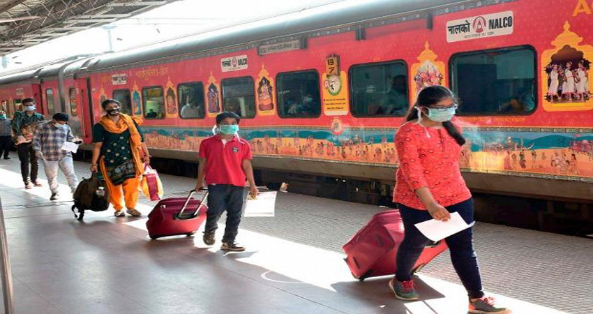 यात्री कृपया ध्यान दें, ट्रेनों एवं स्टेशनों पर मास्क न लगाने पर देना होगा 500 रुपये जुर्माना यात्री कृपया ध्यान दें, ट्रेनों एवं स्टेशनों पर मास्क न लगाने पर देना होगा 500 रुपये जुर्माना