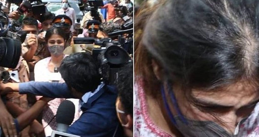 रिया चक्रवर्ती के साथ मीडियाकर्मियों की धक्का-मुक्की पर बॉलीवुड हस्तियों ने की आलोचना रिया चक्रवर्ती के साथ मीडियाकर्मियों की धक्का-मुक्की पर बॉलीवुड हस्तियों ने की आलोचना
