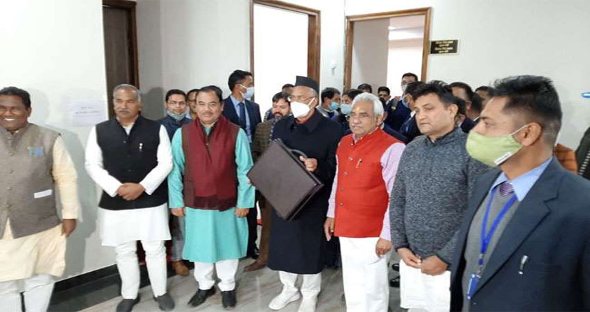 उत्तराखंड विधानसभा में 57,400.32 करोड़ का बजट पेश उत्तराखंड विधानसभा में 57,400.32 करोड़ का बजट पेश