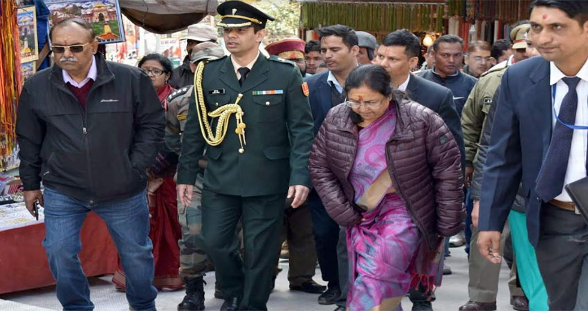 राज्यपाल बेबीरानी मौर्य ने पति संग किये भगवान बदरी विशाल के दर्शन राज्यपाल बेबीरानी मौर्य ने पति संग किये भगवान बदरी विशाल के दर्शन
