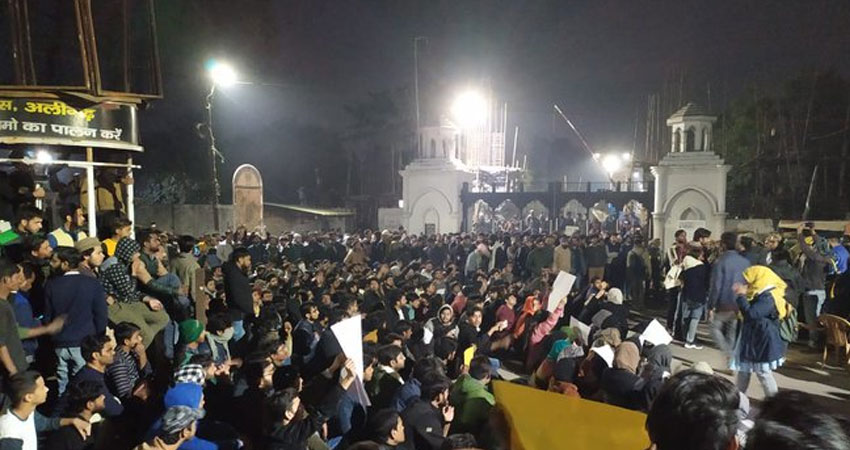 AMU में गणतंत्र दिवस कार्यक्रम में कुलपति के खिलाफ छात्रों ने की नारेबाजी AMU में गणतंत्र दिवस कार्यक्रम में कुलपति के खिलाफ छात्रों ने की नारेबाजी