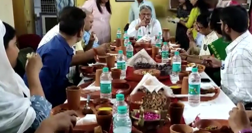 BHU परिसर में इफ्तार को लेकर छात्रों का विरोध प्रदर्शन, प्रशासन नाराज BHU परिसर में इफ्तार को लेकर छात्रों का विरोध प्रदर्शन, प्रशासन नाराज