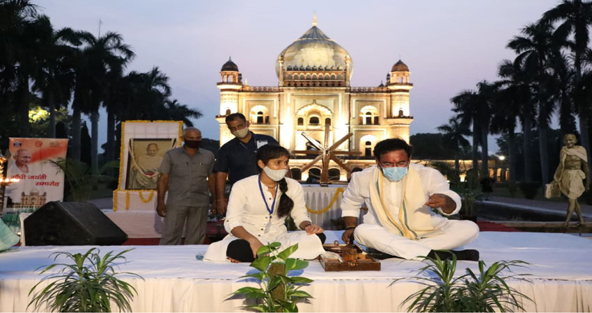 सफदरजंग मकबरे पर संस्कृति मंत्री ने चलाया चरखा सफदरजंग मकबरे पर संस्कृति मंत्री ने चलाया चरखा