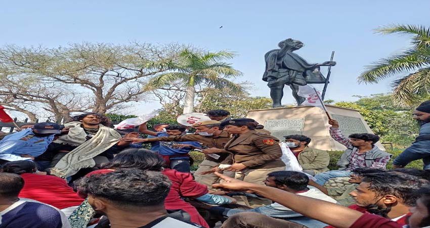 डीयू खोलने की मांग को लेकर कुलपति कार्यालय के बाहर छात्रों का प्रदर्शन डीयू खोलने की मांग को लेकर कुलपति कार्यालय के बाहर छात्रों का प्रदर्शन