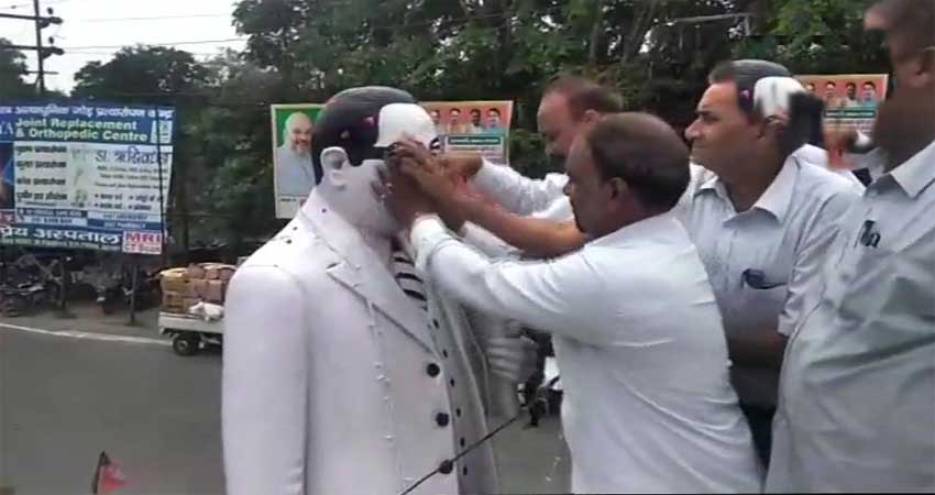 आंबेडकर की मूर्ति पर RSS नेता ने किया माल्यार्पण, दलित वकीलों ने किया शुद्धिकरण आंबेडकर की मूर्ति पर RSS नेता ने किया माल्यार्पण, दलित वकीलों ने किया शुद्धिकरण