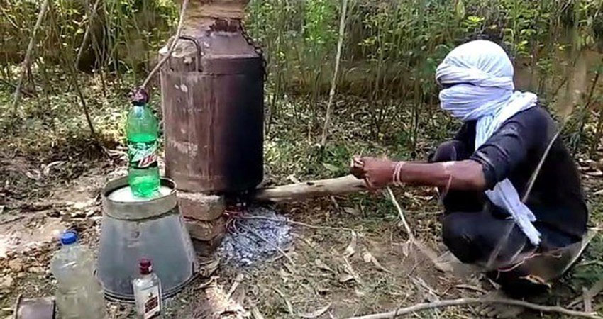 हरिद्वार में कच्ची शराब बनाते पकड़े गए दो स्कूली छात्र हरिद्वार में कच्ची शराब बनाते पकड़े गए दो स्कूली छात्र
