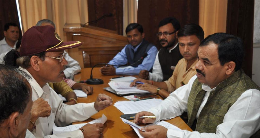 आचार संहिता हटते ही एक्शन में आये हरक, वनमंत्री के तेवर देख सहमे रहे अफसर आचार संहिता हटते ही एक्शन में आये हरक, वनमंत्री के तेवर देख सहमे रहे अफसर