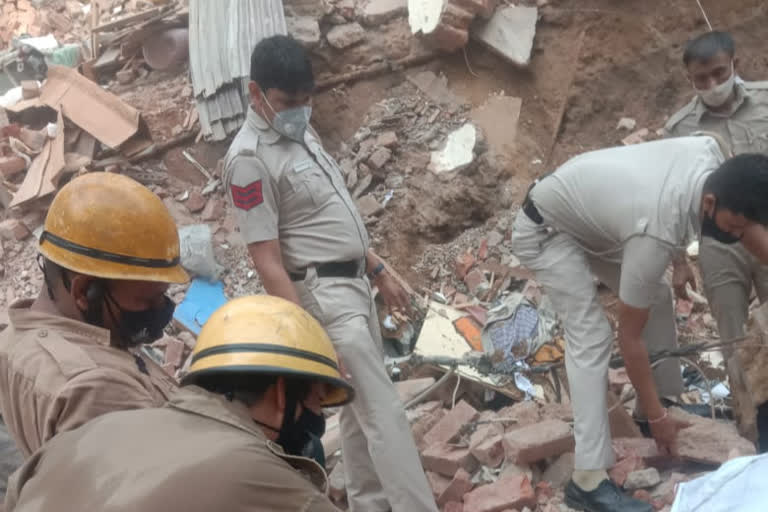 निर्माणाधीन बिल्डिंग गिरी, मलबे में दबे तीन मजदूरों को बाहर निकाला निर्माणाधीन बिल्डिंग गिरी, मलबे में दबे तीन मजदूरों को बाहर निकाला