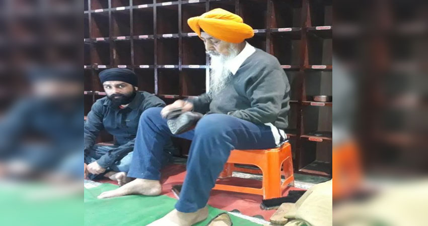 सिख नेता अवतार हित ने जूते पोछे और बर्तन किए साफ सिख नेता अवतार हित ने जूते पोछे और बर्तन किए साफ