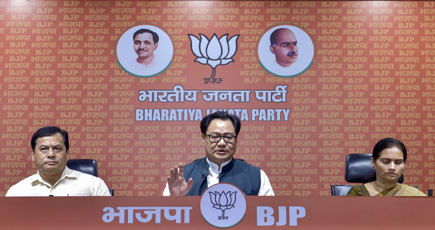 अधीर रंजन के बयान पर भड़की भाजपा, संसद से सड़क तक घेरा, माफी मांगे सोनिया गांधी अधीर रंजन के बयान पर भड़की भाजपा, संसद से सड़क तक घेरा, माफी मांगे सोनिया गांधी