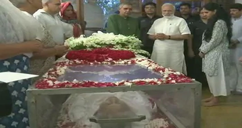 पूर्व सीएम शीला को श्रद्धांजलि देने पीएम मोदी और सोनिया समेत नेताओं का लगा तांता पूर्व सीएम शीला को श्रद्धांजलि देने पीएम मोदी और सोनिया समेत नेताओं का लगा तांता