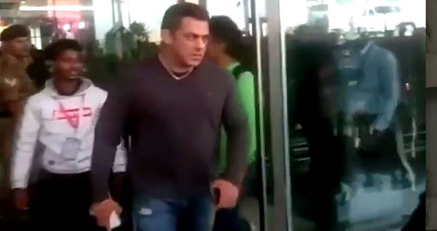 सलमान को आया गुस्सा, एयरपोर्ट पर सेल्फी लेते वक्त छीन लिया प्रशंसक का फोन, देखें Video सलमान को आया गुस्सा, एयरपोर्ट पर सेल्फी लेते वक्त छीन लिया प्रशंसक का फोन, देखें Video