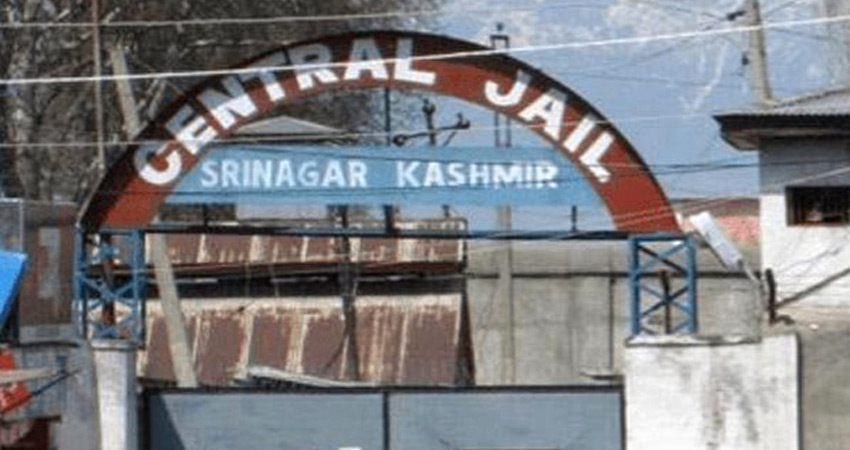 जम्मू-कश्मीर: जेलों में कैदियों को मिलेगी जल्द ही फोन की सुविधा जम्मू-कश्मीर: जेलों में कैदियों को मिलेगी जल्द ही फोन की सुविधा