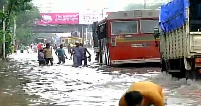 बारिश से मुंबई का हुआ बुरा हाल, तेज बहाव की चपेट में आए चार लोग बारिश से मुंबई का हुआ बुरा हाल, तेज बहाव की चपेट में आए चार लोग