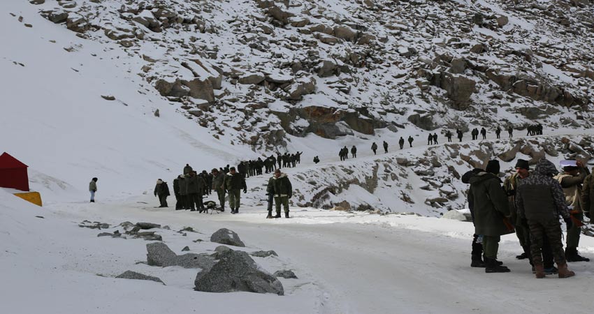 ''पलटन'' के निर्माताओं ने लद्दाख में नाथूला पास को किया रीक्रिएट! ''पलटन'' के निर्माताओं ने लद्दाख में नाथूला पास को किया रीक्रिएट!