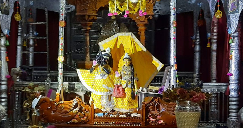 कोरोना के कारण कई मंदिरों में आज विशेष रूप से ऑनलाइन दर्शनों की गई व्यवस्था कोरोना के कारण कई मंदिरों में आज विशेष रूप से ऑनलाइन दर्शनों की गई व्यवस्था