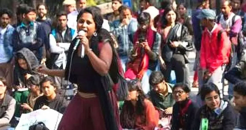 दिल्ली दंगे: दिल्ली पुलिस ने कोर्ट में JNU छात्राओं की जमानत अर्जी का किया विरोध दिल्ली दंगे: दिल्ली पुलिस ने कोर्ट में JNU छात्राओं की जमानत अर्जी का किया विरोध