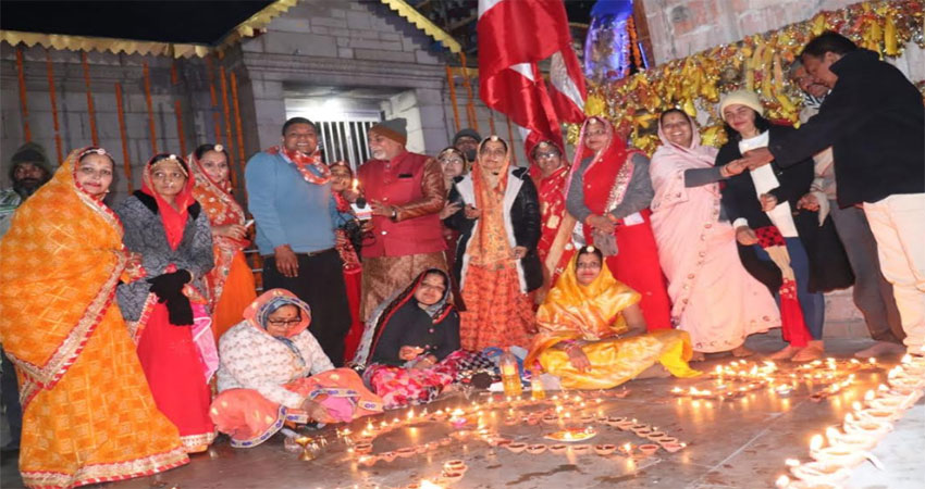 प्रकाश पर्व पर 11000 घी के दियों से जगमगाया बदरीनाथ प्रकाश पर्व पर 11000 घी के दियों से जगमगाया बदरीनाथ